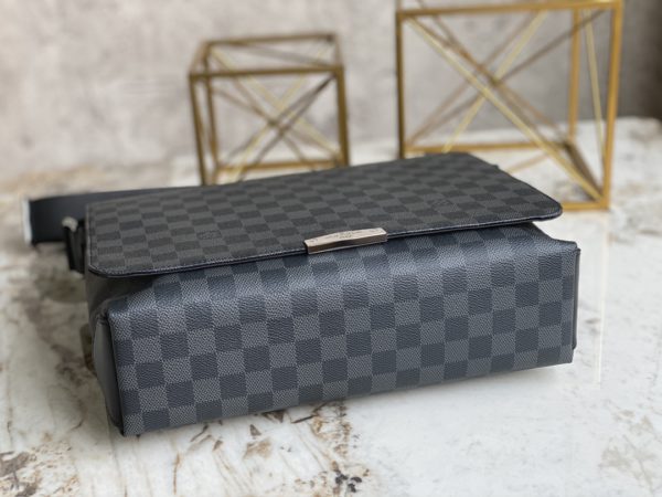 Louis Vuitton District Medium Messenger Bag - Image 4