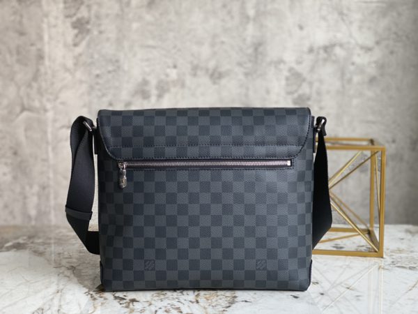 Louis Vuitton District Medium Messenger Bag - Image 3