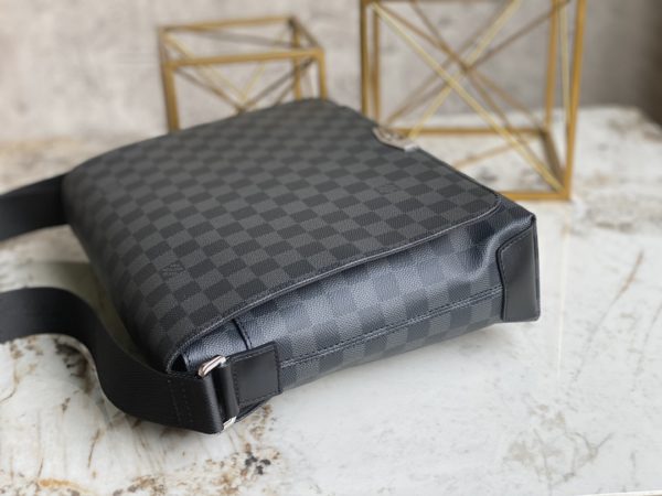 Louis Vuitton District Medium Messenger Bag - Image 5