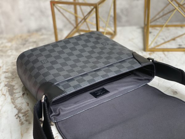 Louis Vuitton DISTRICT Small Men's Messenger Bag - Image 3