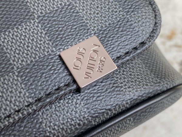 Louis Vuitton DISTRICT Small Men's Messenger Bag - Image 2