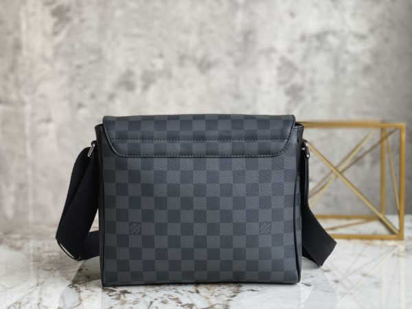 Louis Vuitton DISTRICT Small Men's Messenger Bag - Image 5
