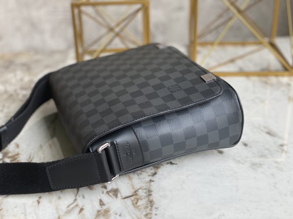 Louis Vuitton DISTRICT Small Men's Messenger Bag - Image 4