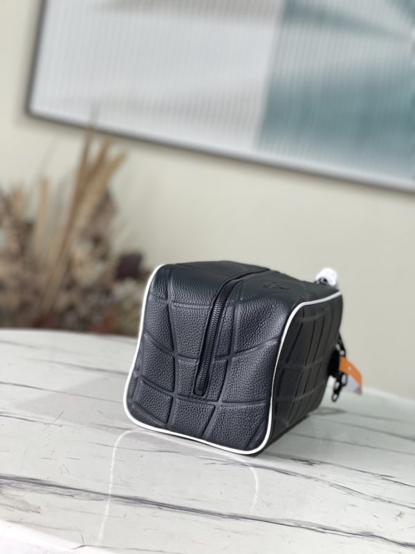 Louis Vuitton Cloakroom Dopp Kit Handbag - Image 4