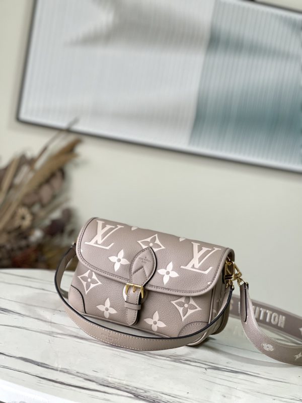 Louis Vuitton Diane Handbag - Apricot