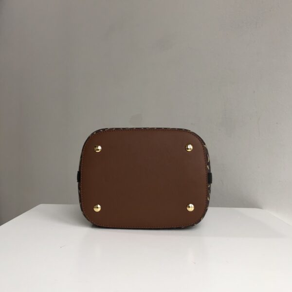 Burberry Elizabeth Bucket Bag - Image 3