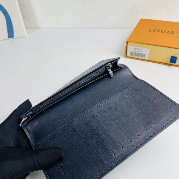 Louis Vuitton Monogram Pattern Brazza Wallet - Image 2