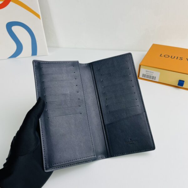 Louis Vuitton Monogram Pattern Brazza Wallet - Image 3