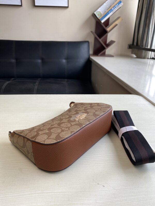 Coach Khaki Carriage Hand Bag - Image 3